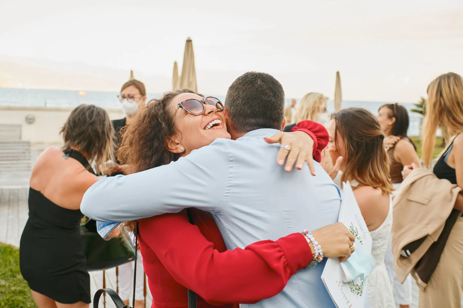 Un abbraccio tra gli ospiti alla festa di benvenuto
