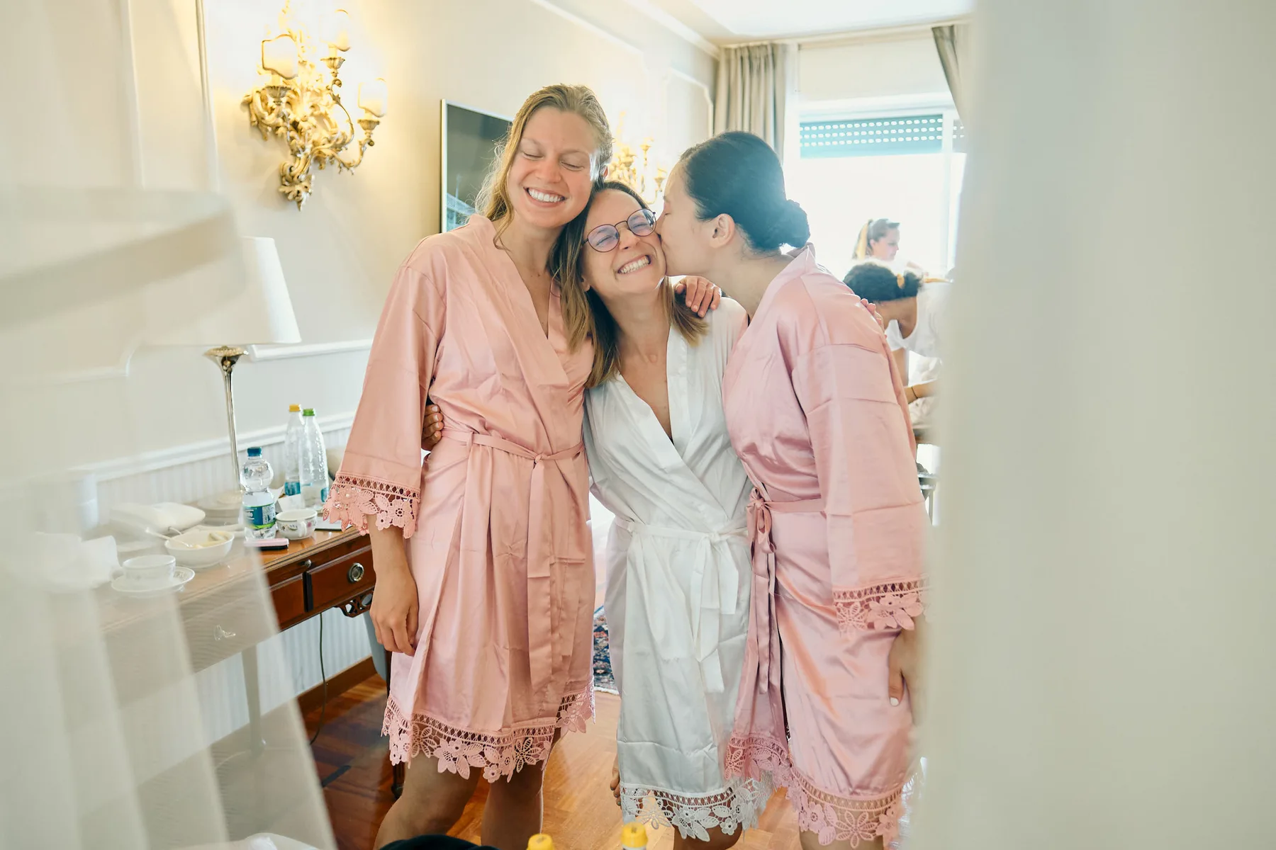 La sposa con le damigelle in vestaglia