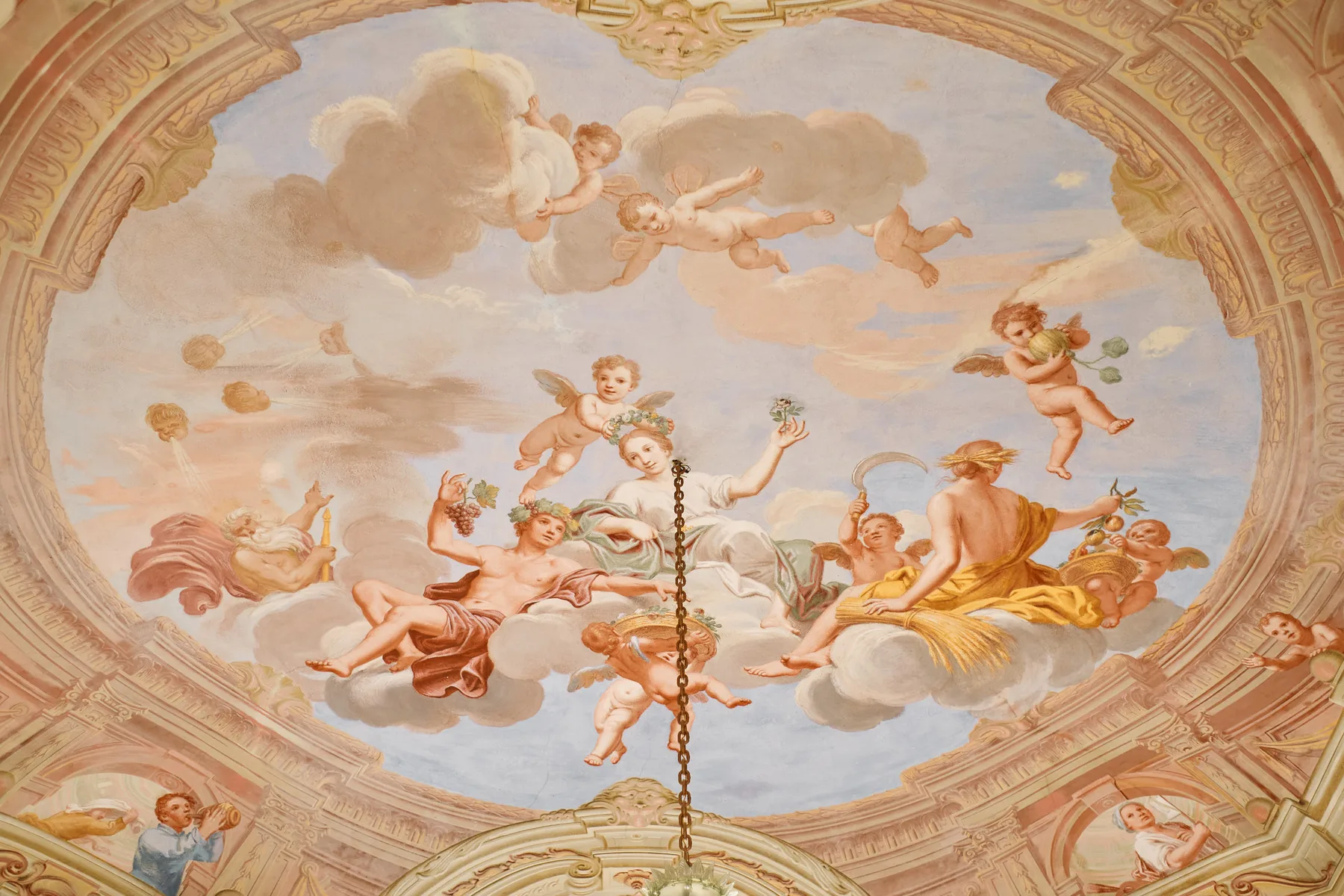 Un affresco sul soffitto della villa