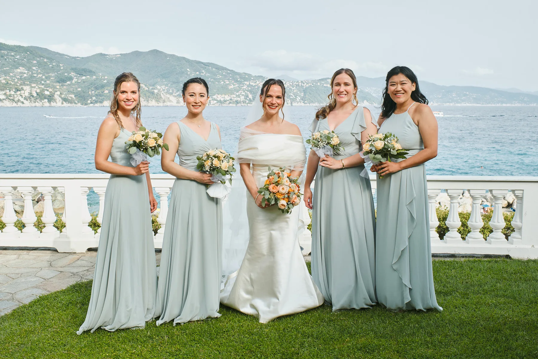 La sposa con le damigelle sul prato affacciato sul mare
