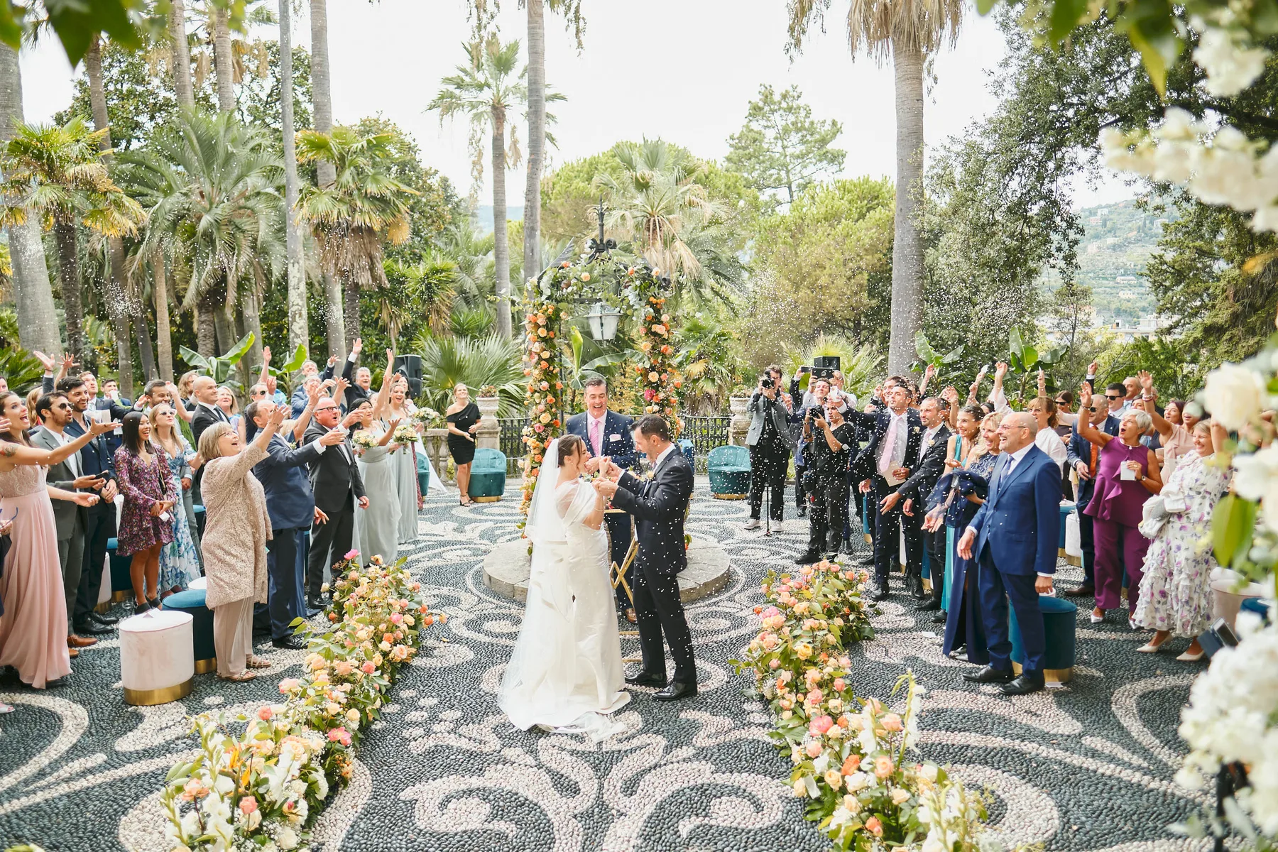 Gli sposi escono tra gli ospiti nel giardino