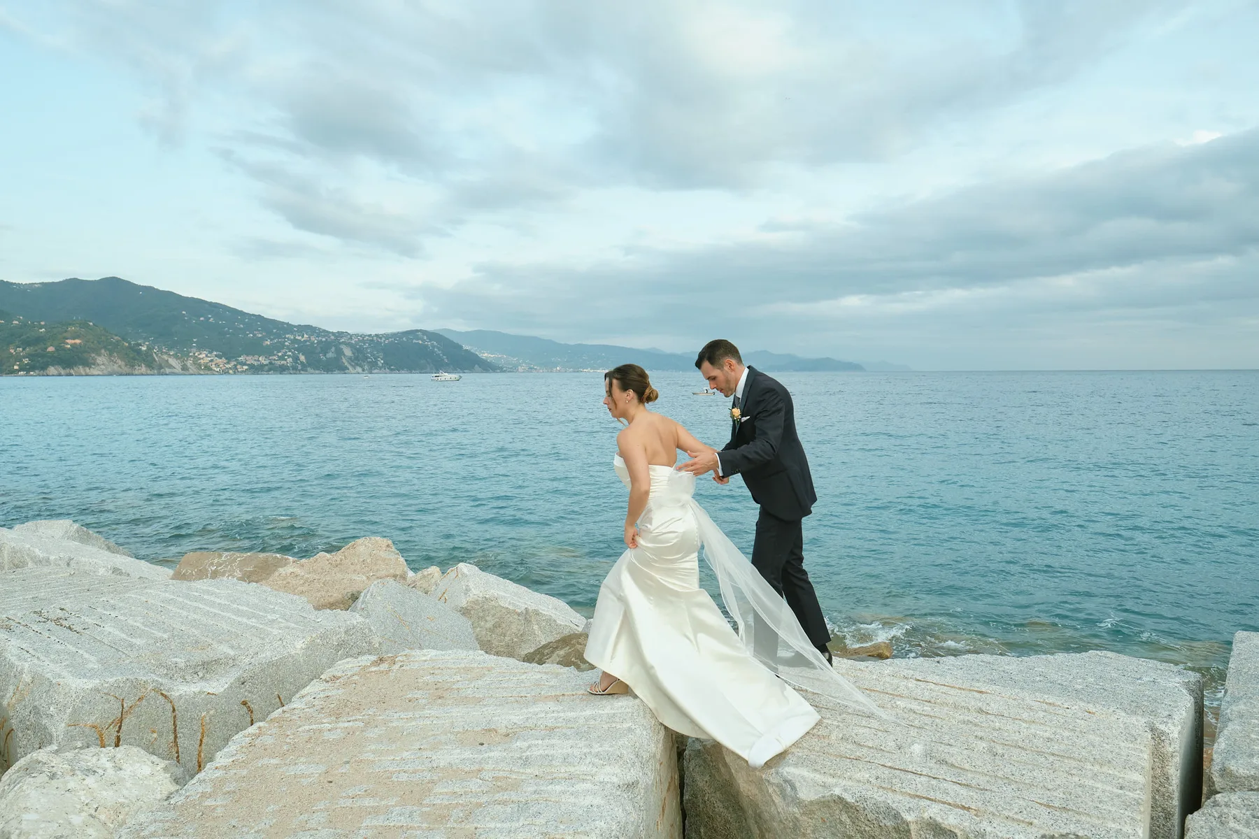 Gli sposi sugli scogli in riva al mare