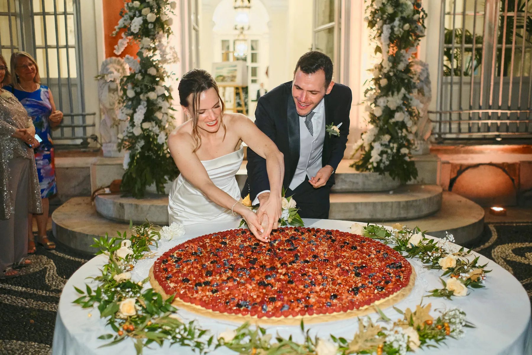 Gli sposi tagliano la torta