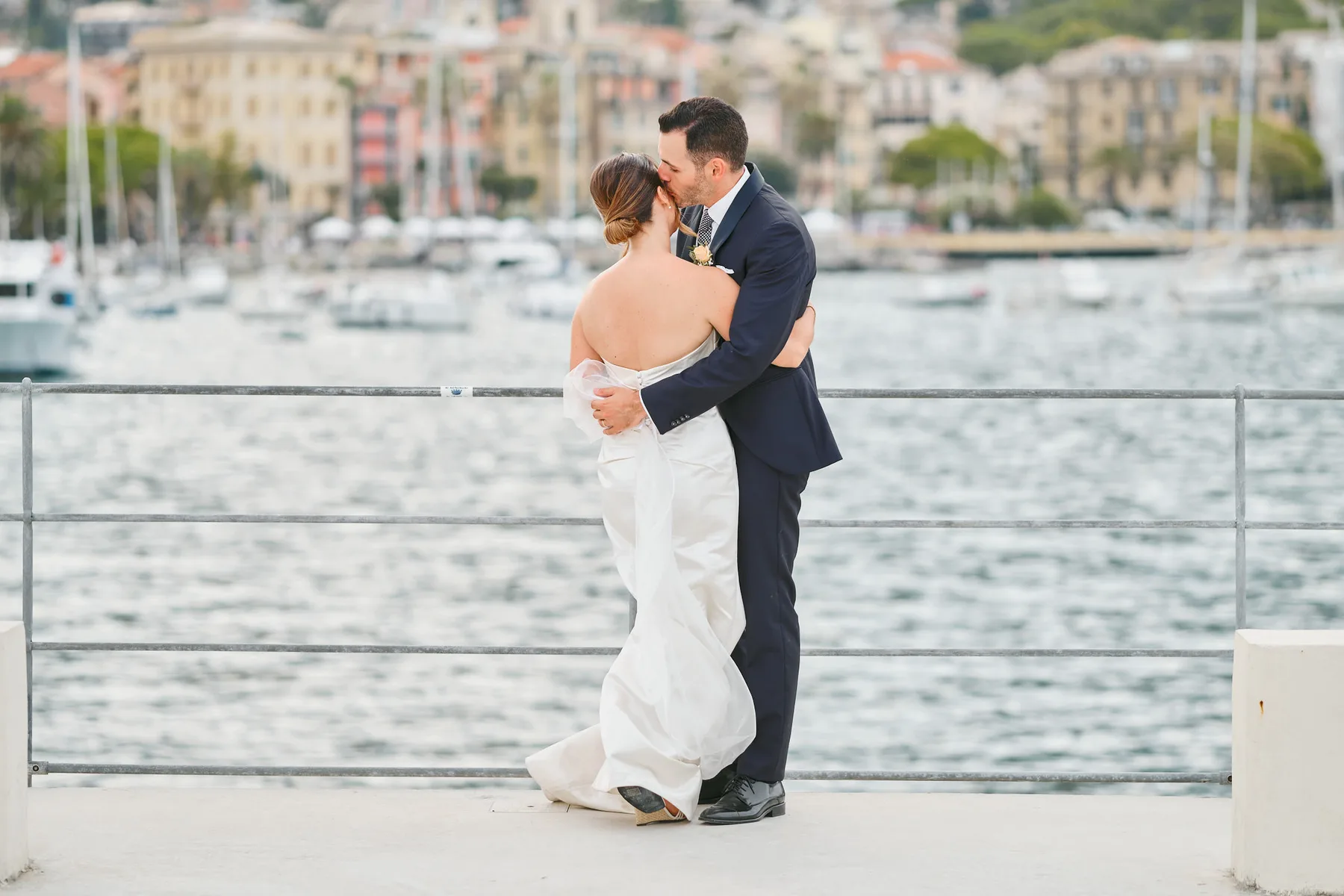 Andrea e Katy abbracciati sul porto di Santa Margherita Ligure