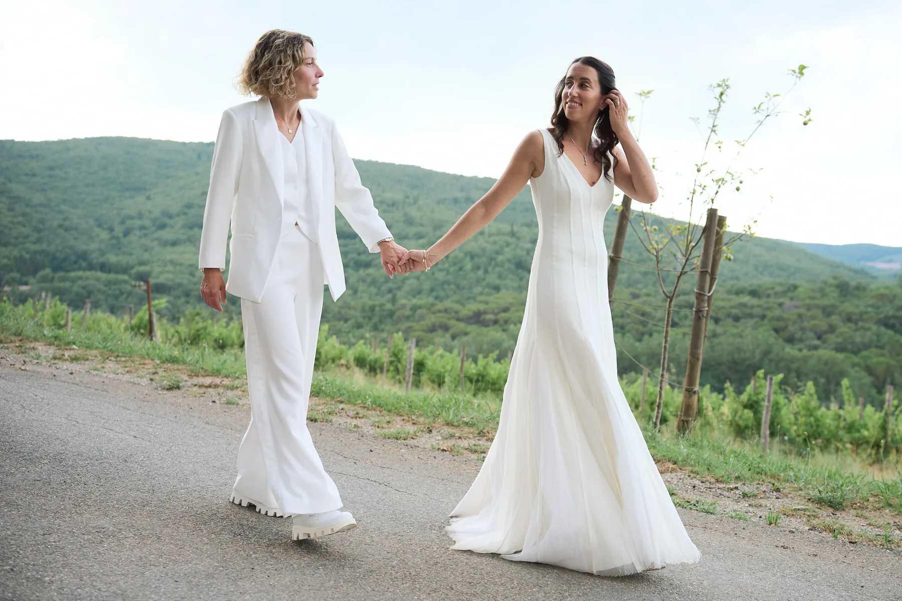 Giulia e Nicole camminano mano nella mano tra i vigneti del Chianti