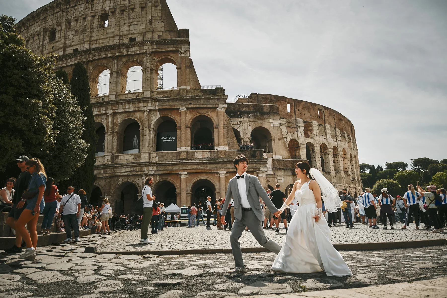 Mai e Kento davanti al Colosseo, a Roma