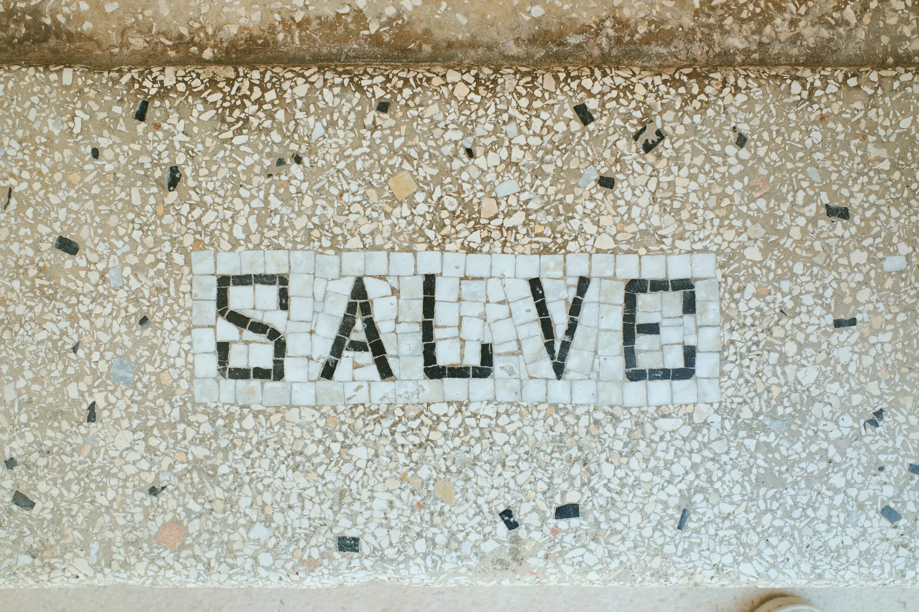 La scritta “Salve” a mosaico