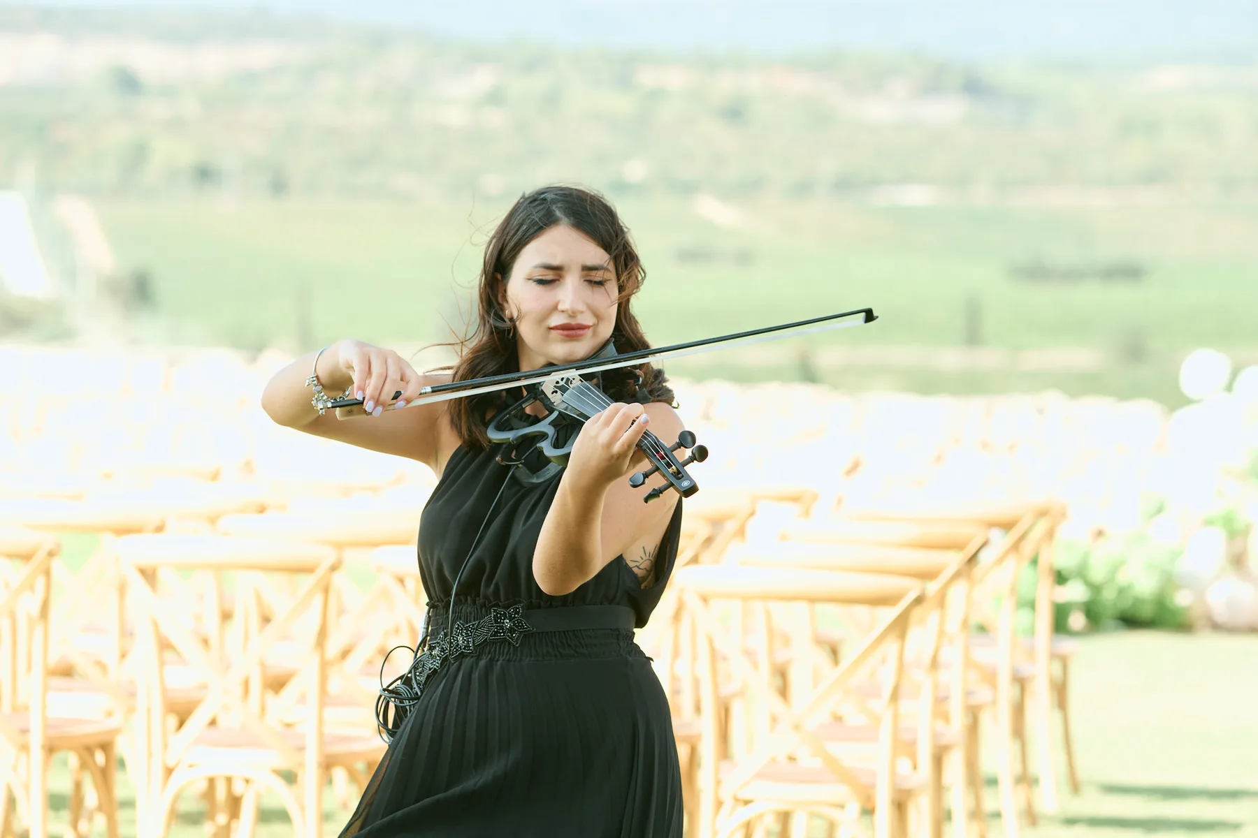 Una violinista suona prima della cerimonia