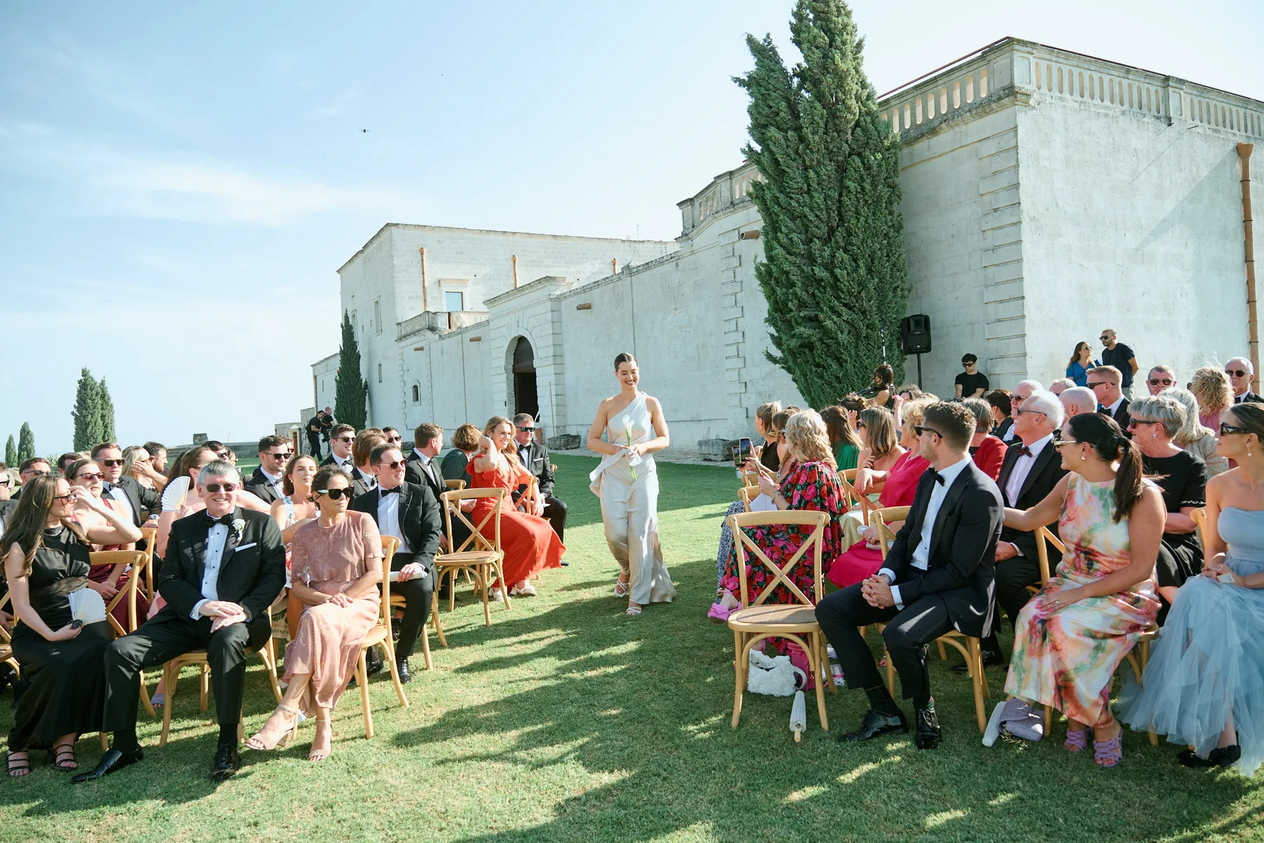 La sposa percorre il prato verso la cerimonia