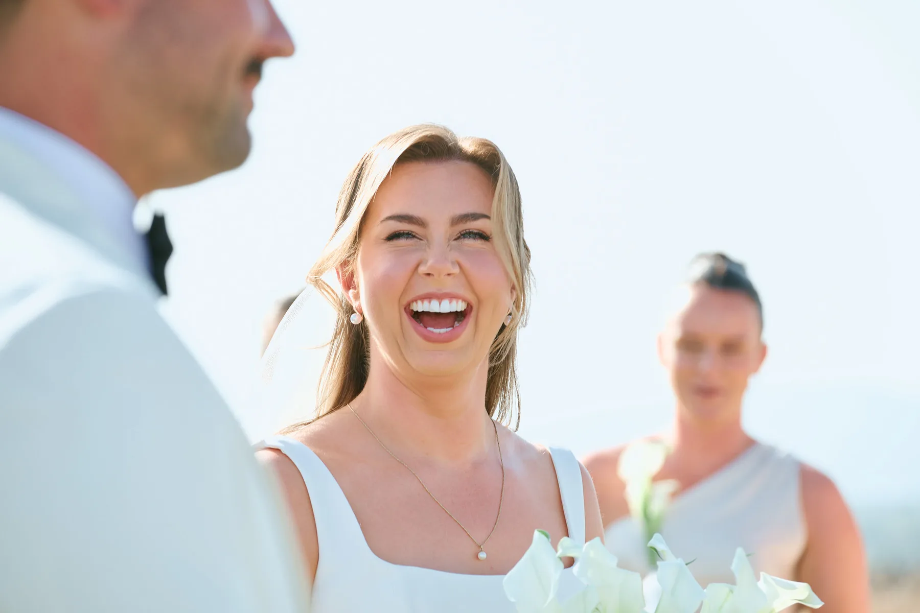 La sposa ride durante la cerimonia