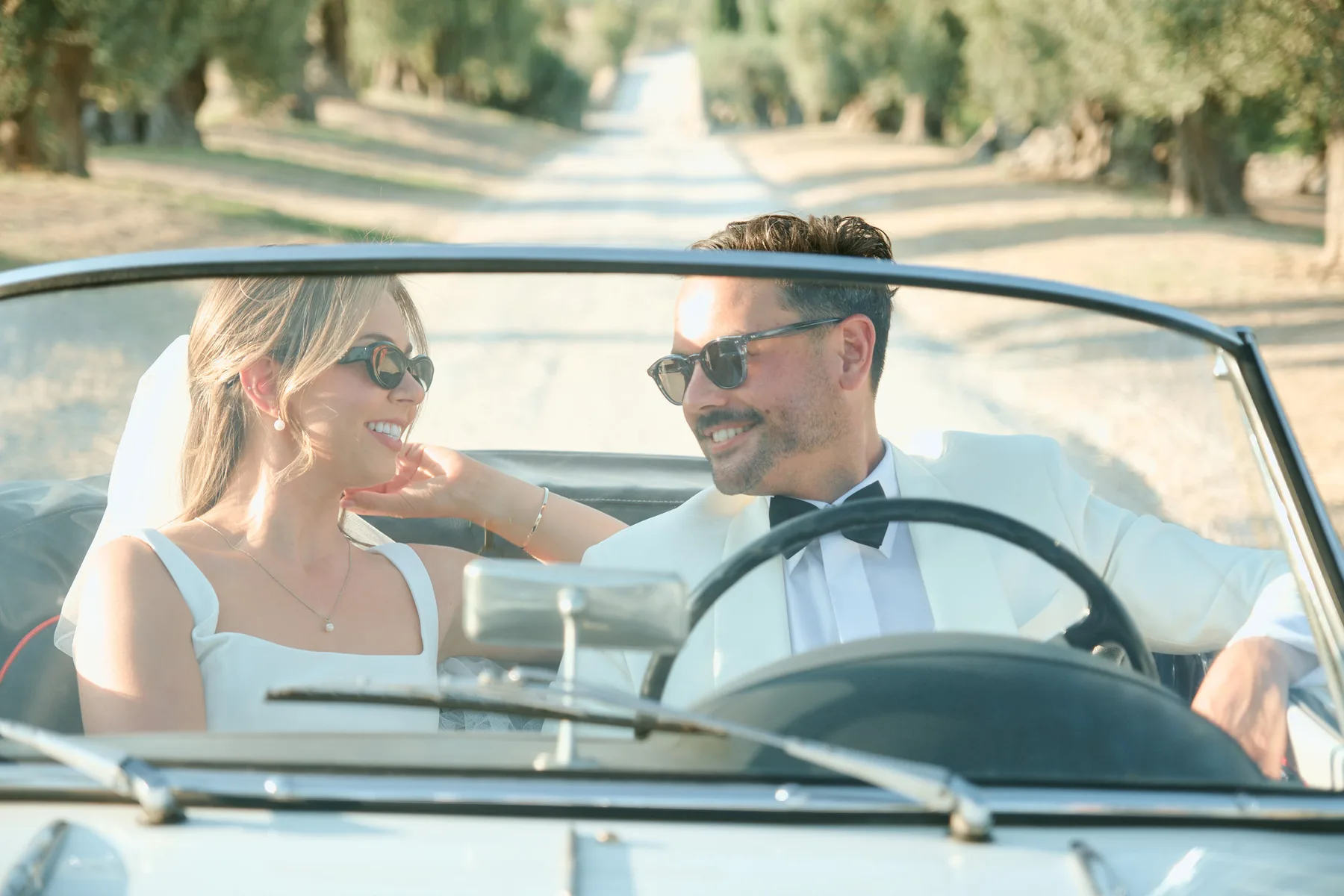 Gli sposi in auto decappottabile