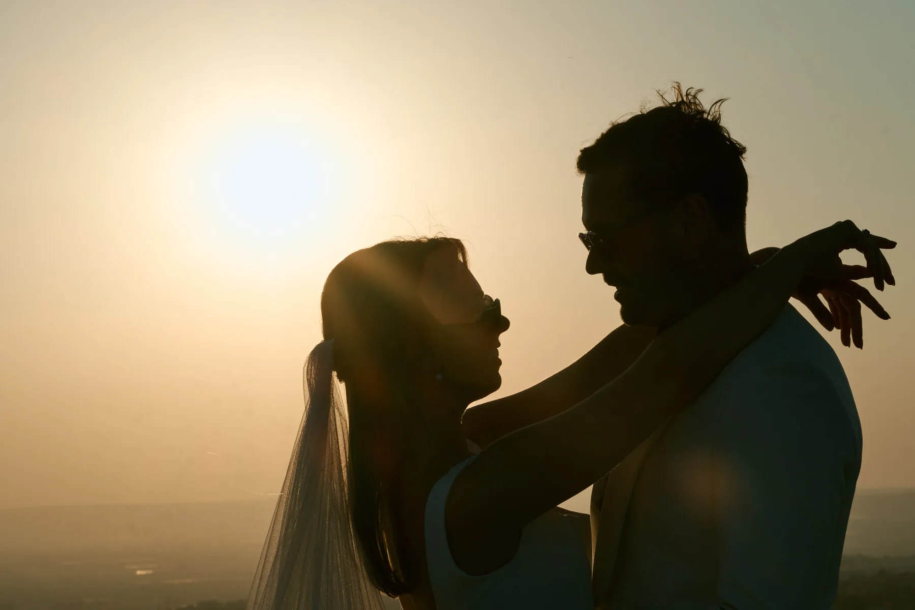 Gli sposi in controluce al tramonto