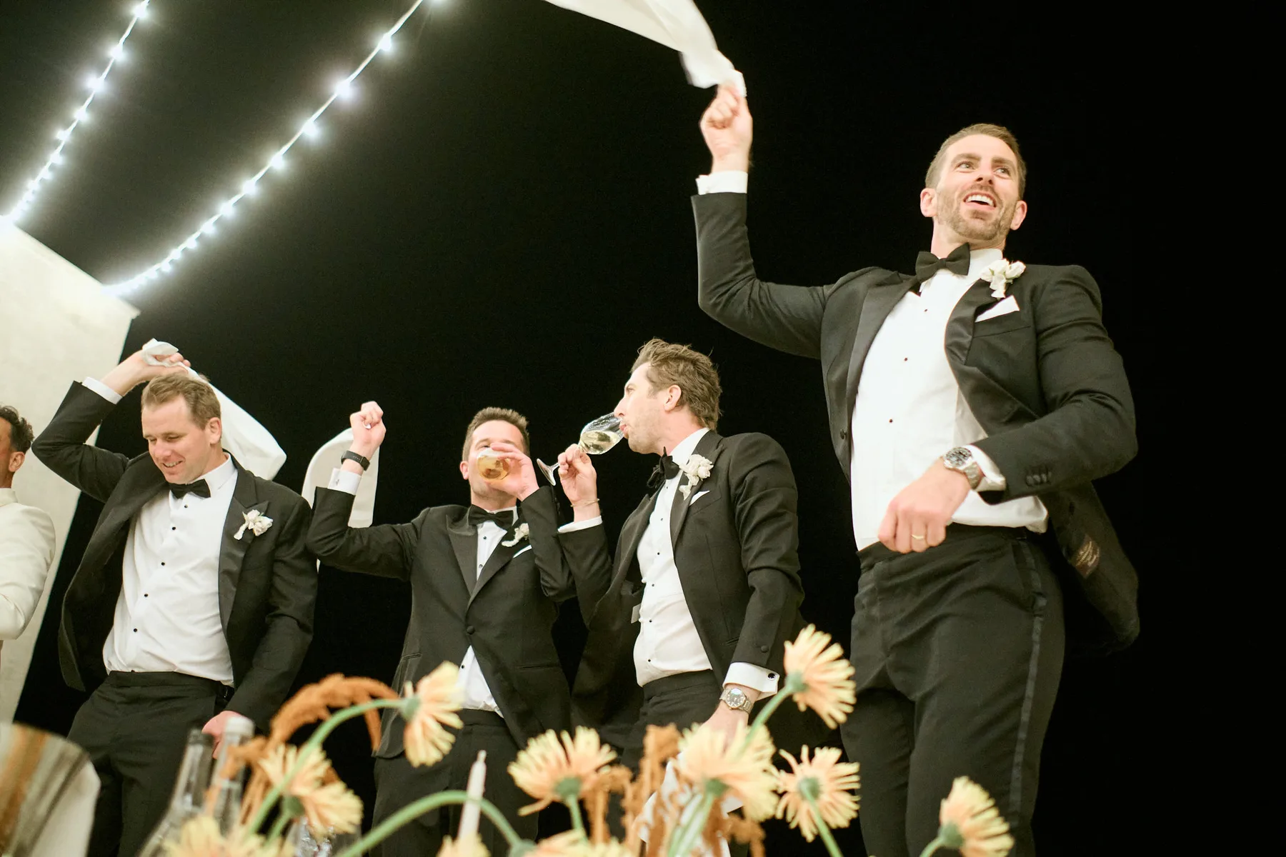 Gli ospiti fanno festa sventolando i tovaglioli