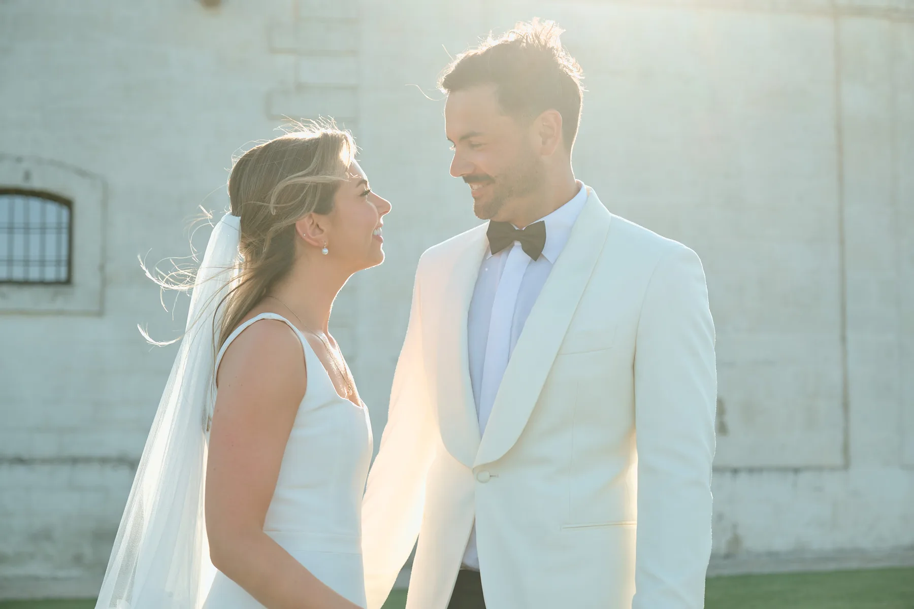 Ruth e Ben si guardano nella luce calda del pomeriggio