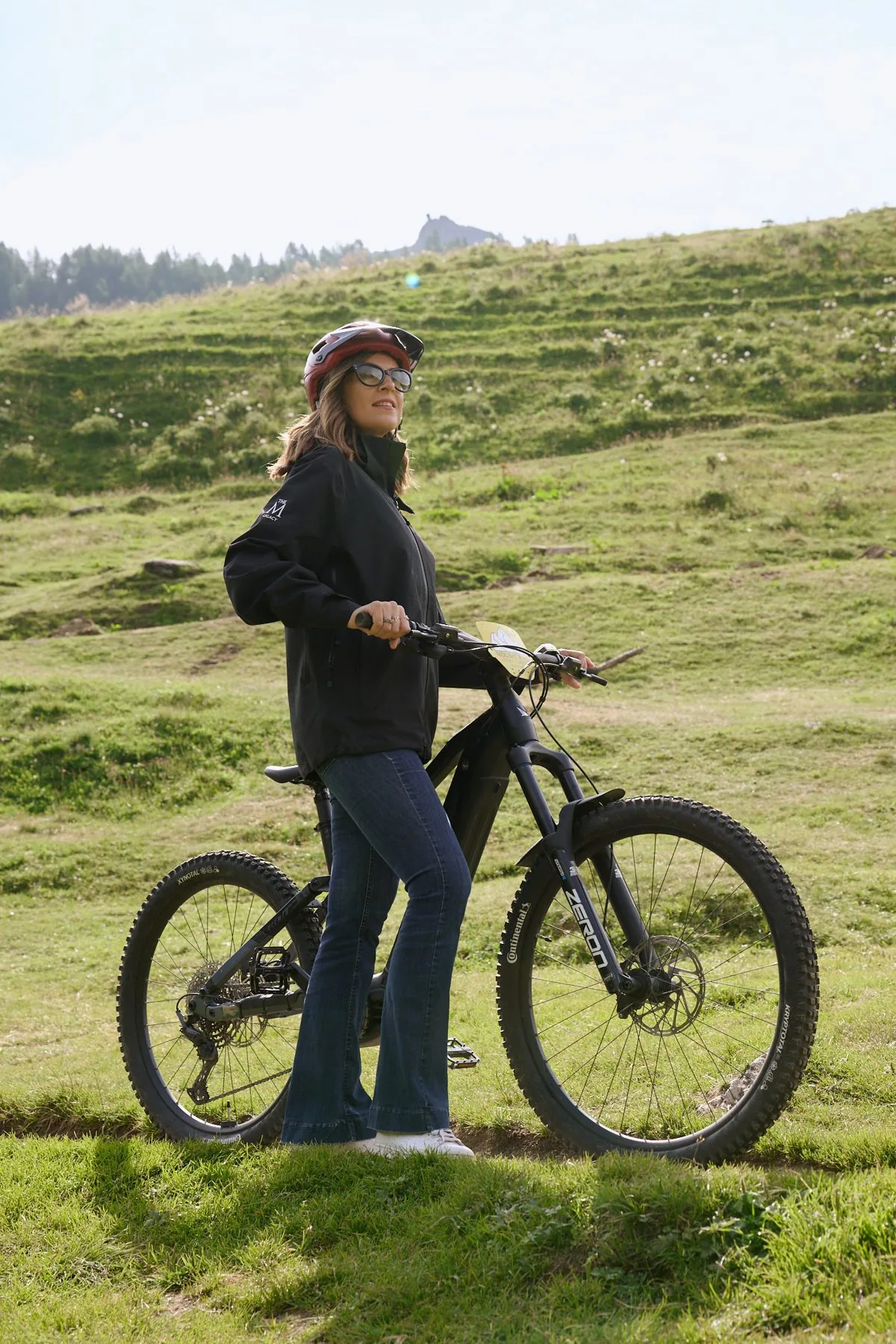 Un'ospite con una bici elettrica sul sentiero di montagna