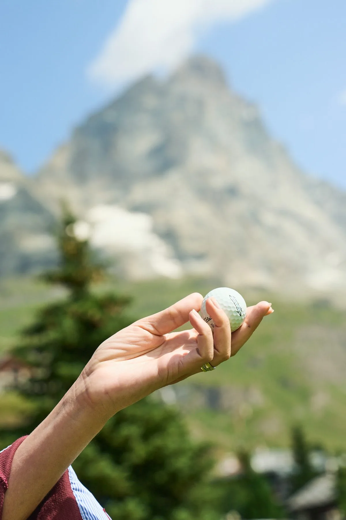 Dettaglio di una pallina da golf tenuta in mano