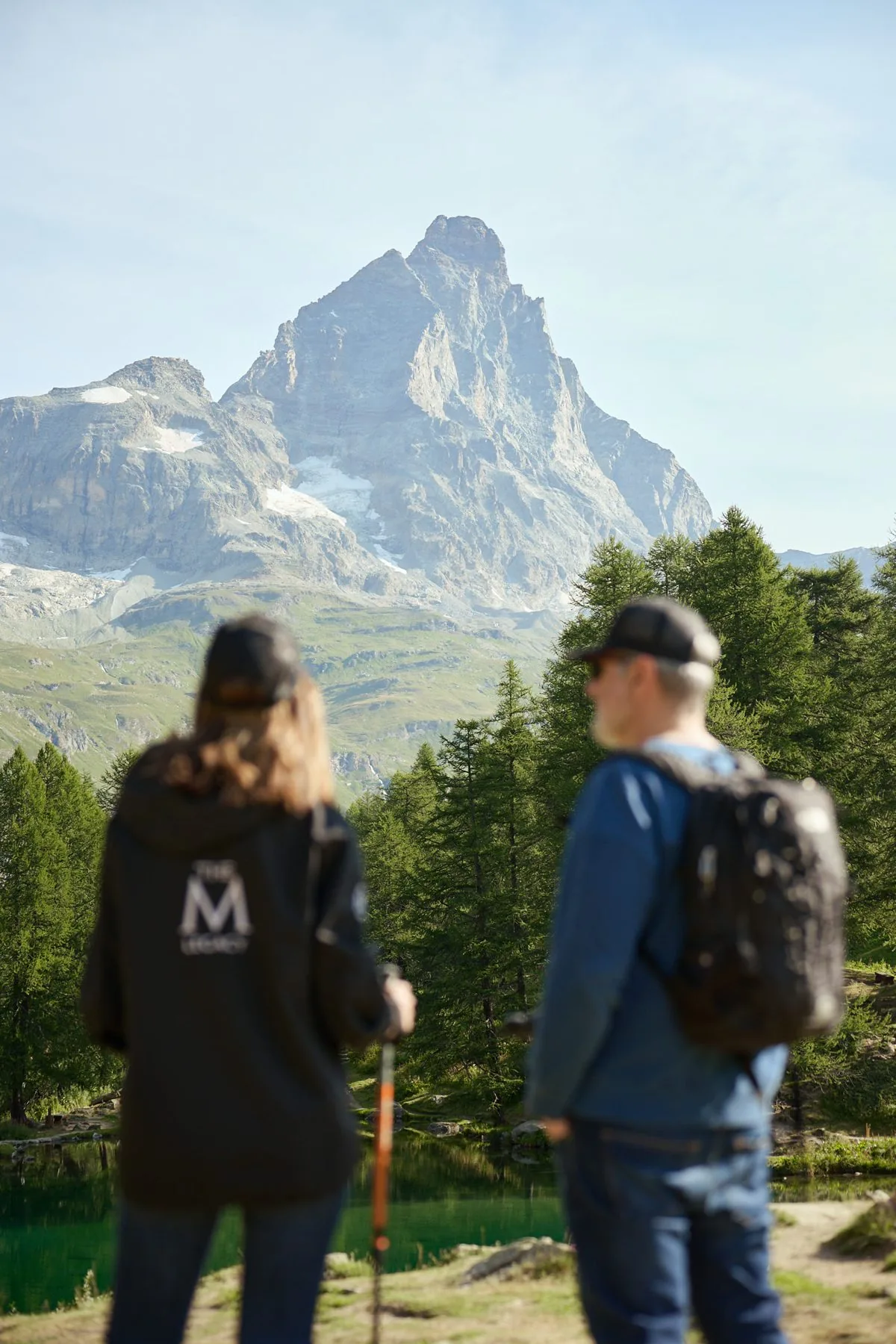 Due escursionisti con zaino da trekking del brand