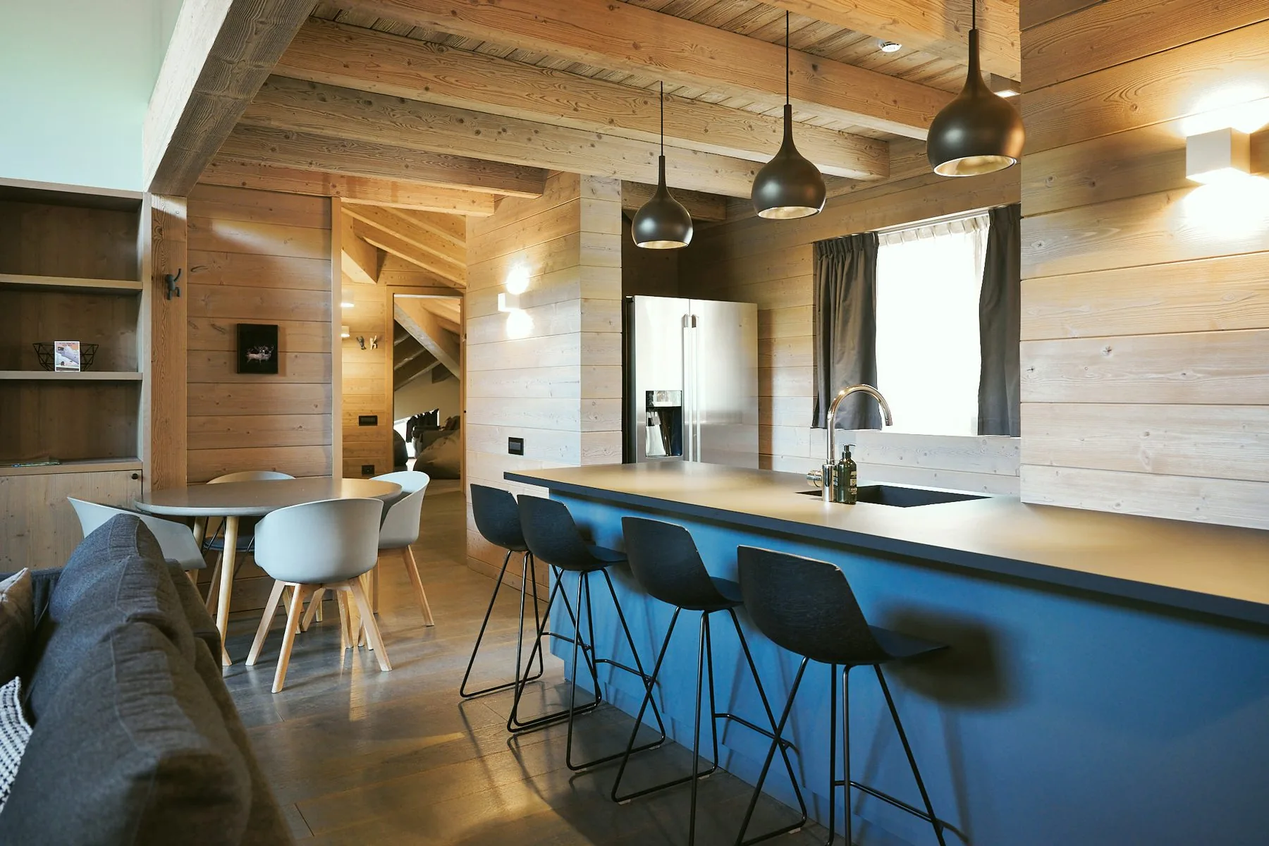 Interno della sala ristorante del resort di montagna