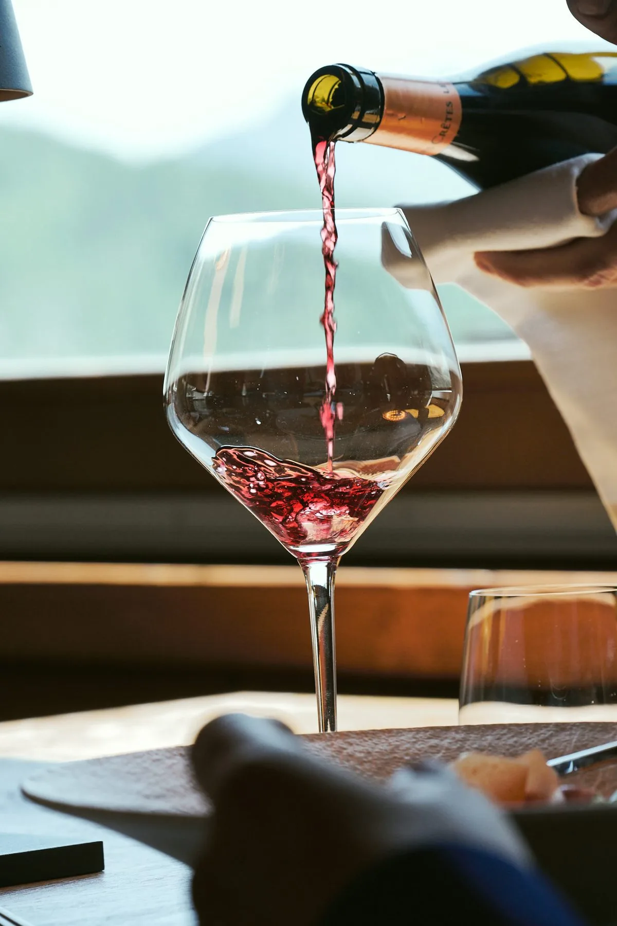 Un calice di vino versato al tavolo