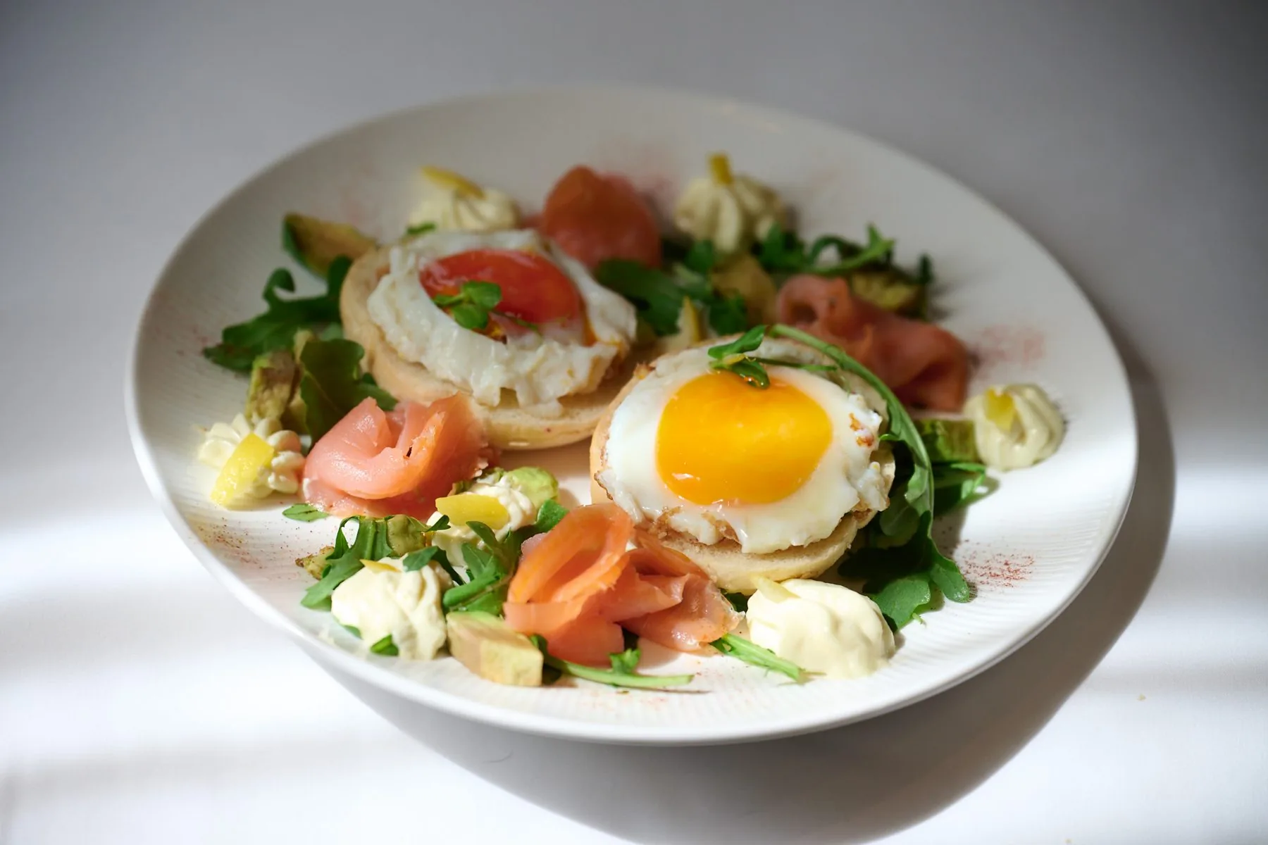 Un piatto di uova servito a colazione