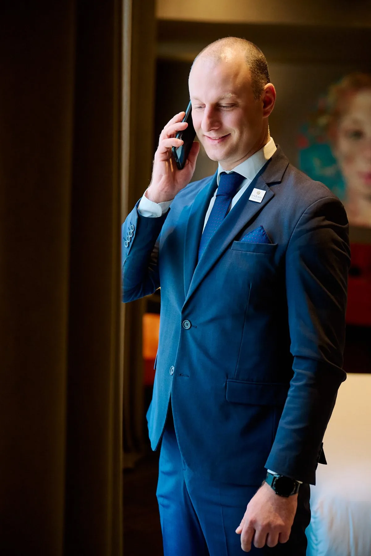 Un ospite al telefono negli spazi comuni dell'hotel