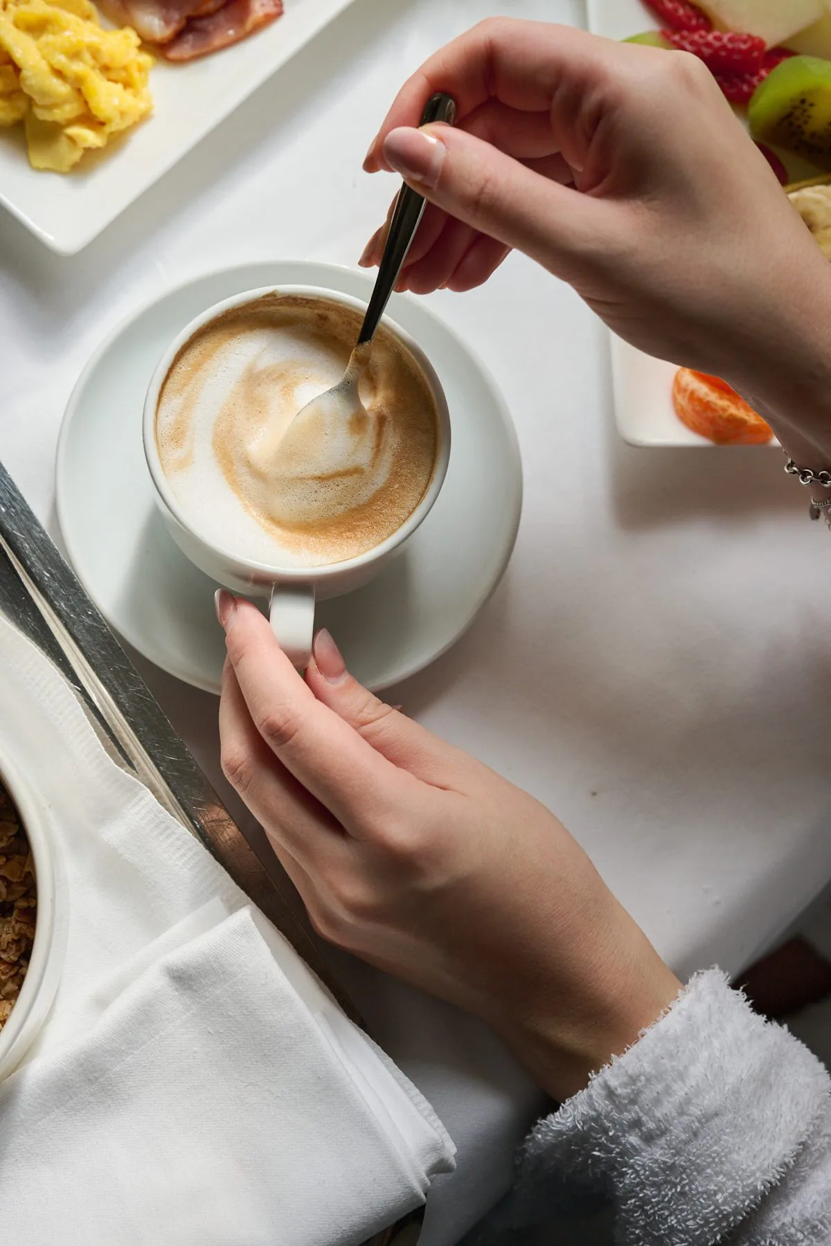 Dettaglio di un caffè versato al tavolo