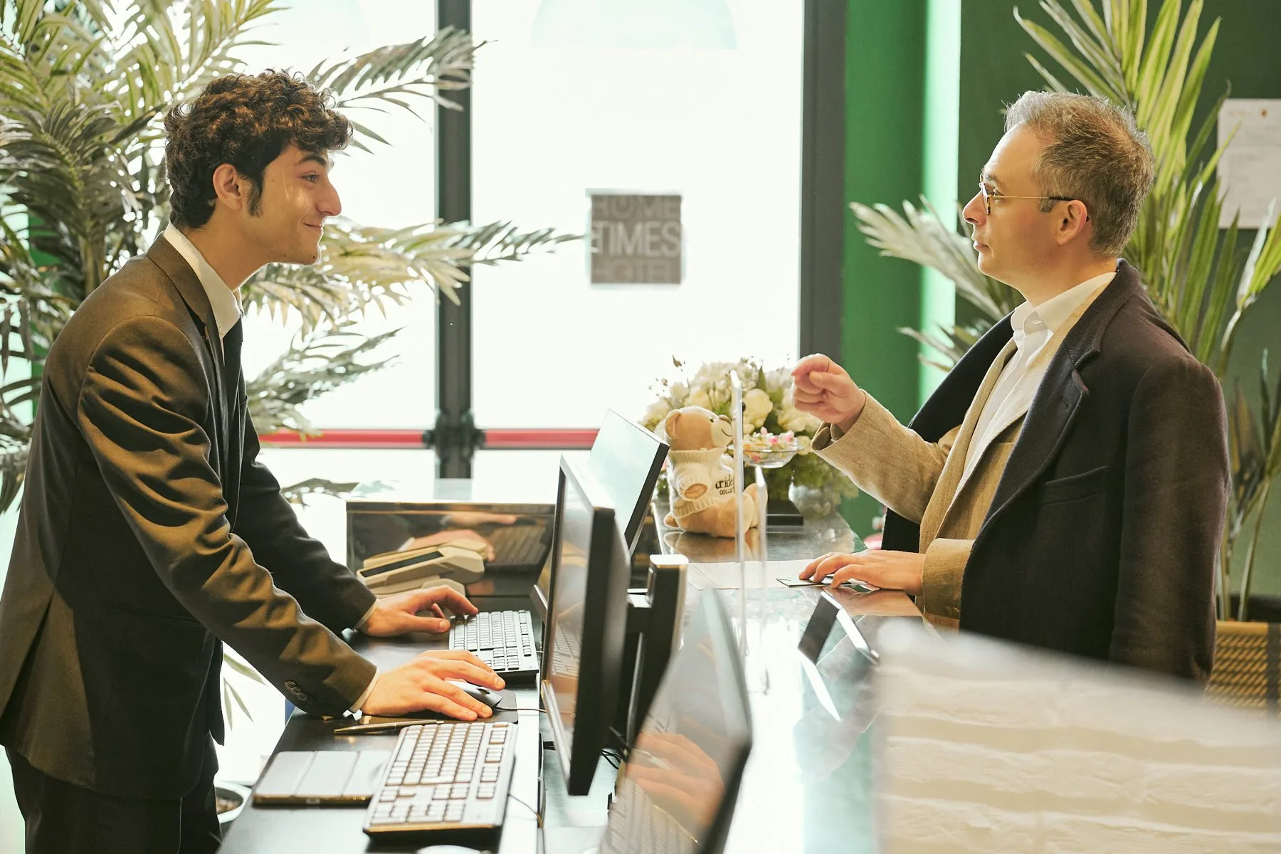 Il concierge accoglie un ospite alla reception