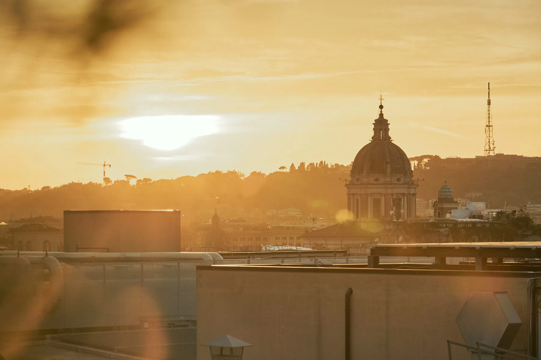 Il tramonto visto dal rooftop dell'hotel
