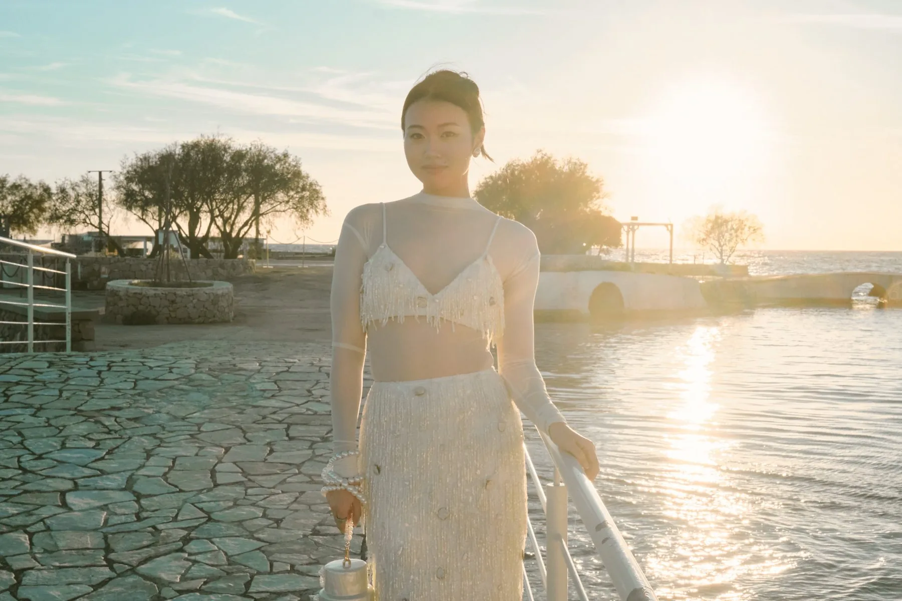 Erica cammina sulla costa pugliese al tramonto, durante il pre-wedding