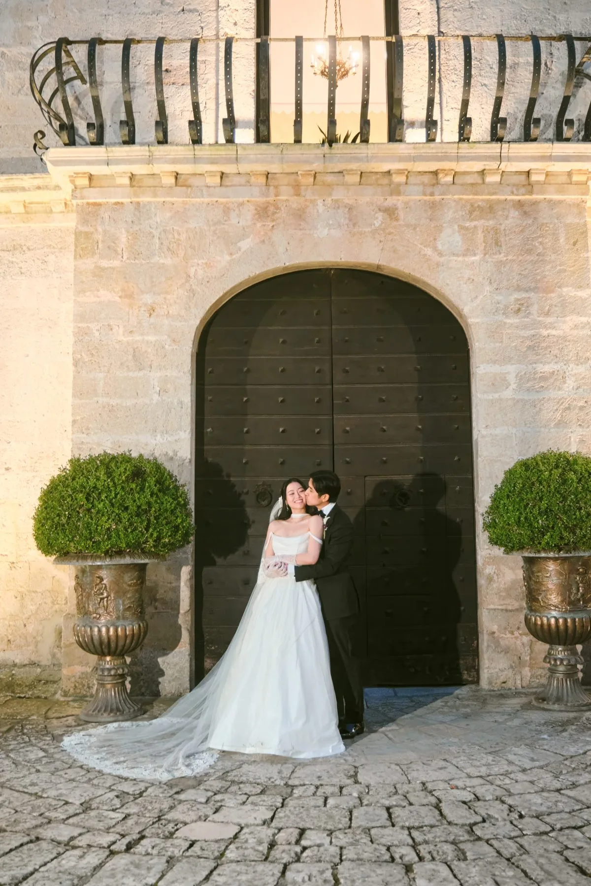 Erica e Ged sulla soglia di pietra di Castello Monaci