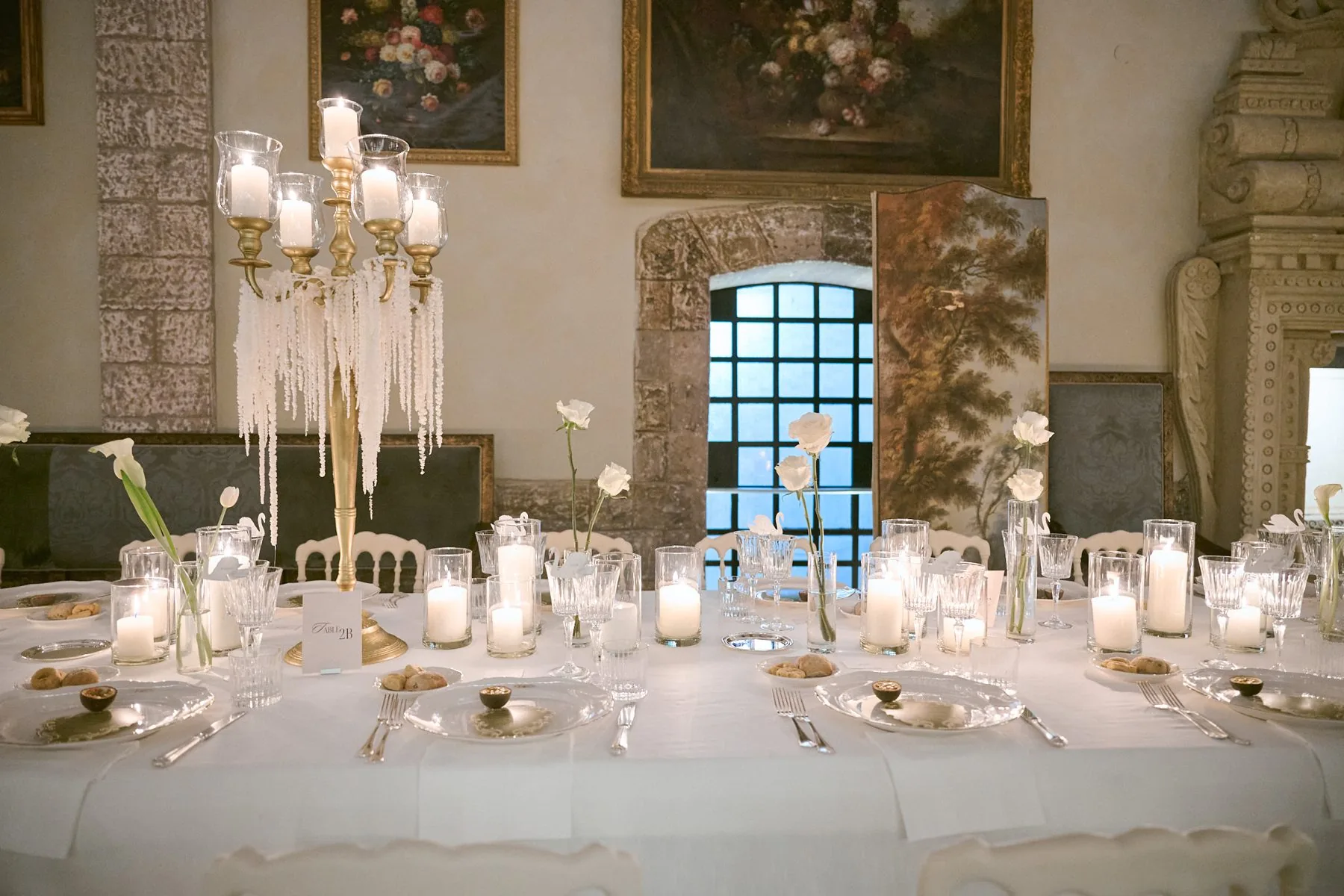 La tavolata elegante allestita per la cena