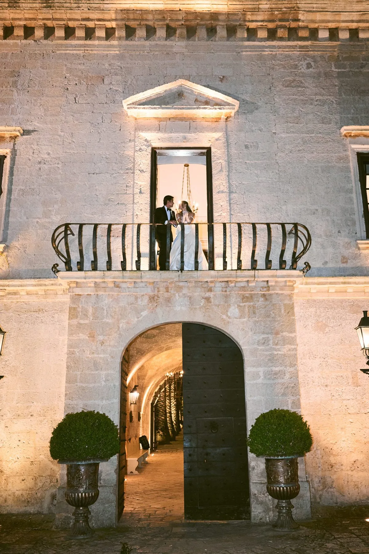 Erica e Ged sotto l'arco illuminato di Castello Monaci
