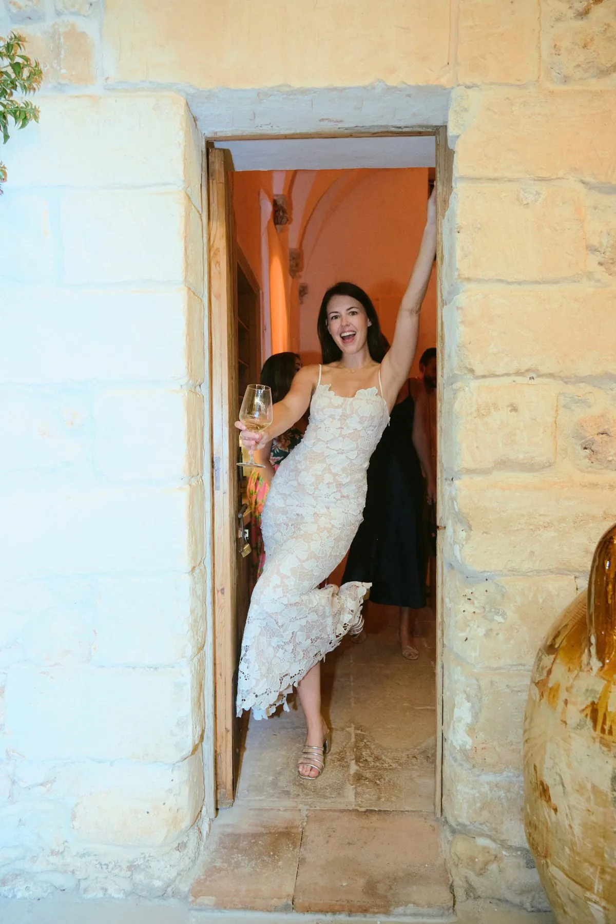 Katy sulla soglia di pietra della masseria durante i preparativi