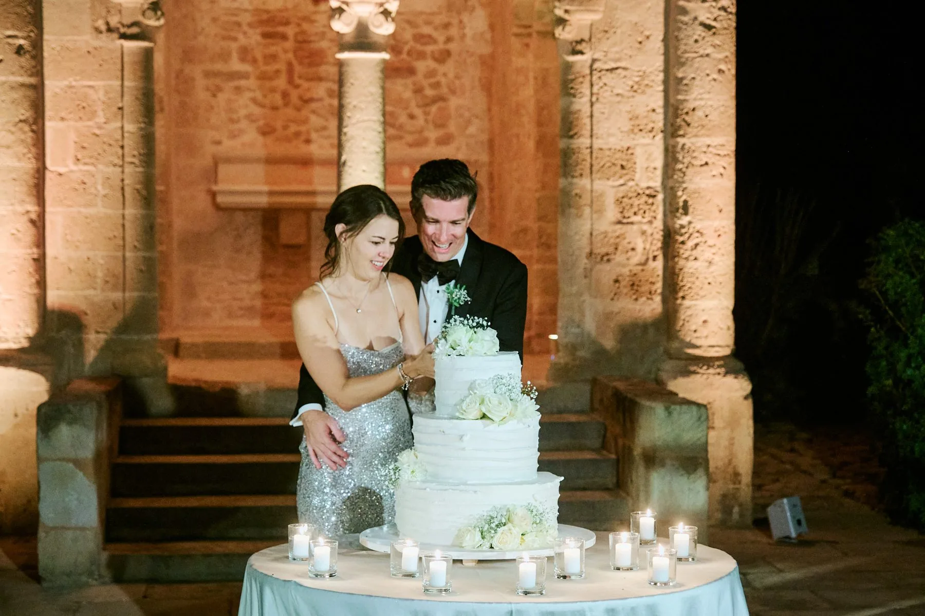 Katy e Gregory al tavolo della torta nuziale