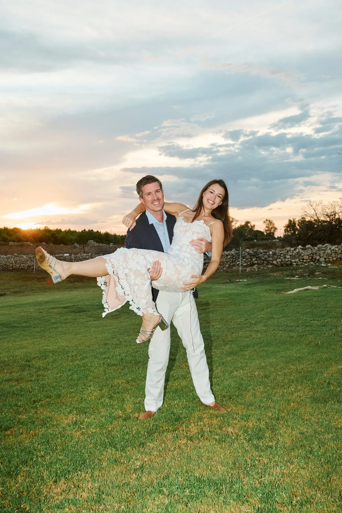 Un abbraccio tra Katy e Gregory nel campo dorato