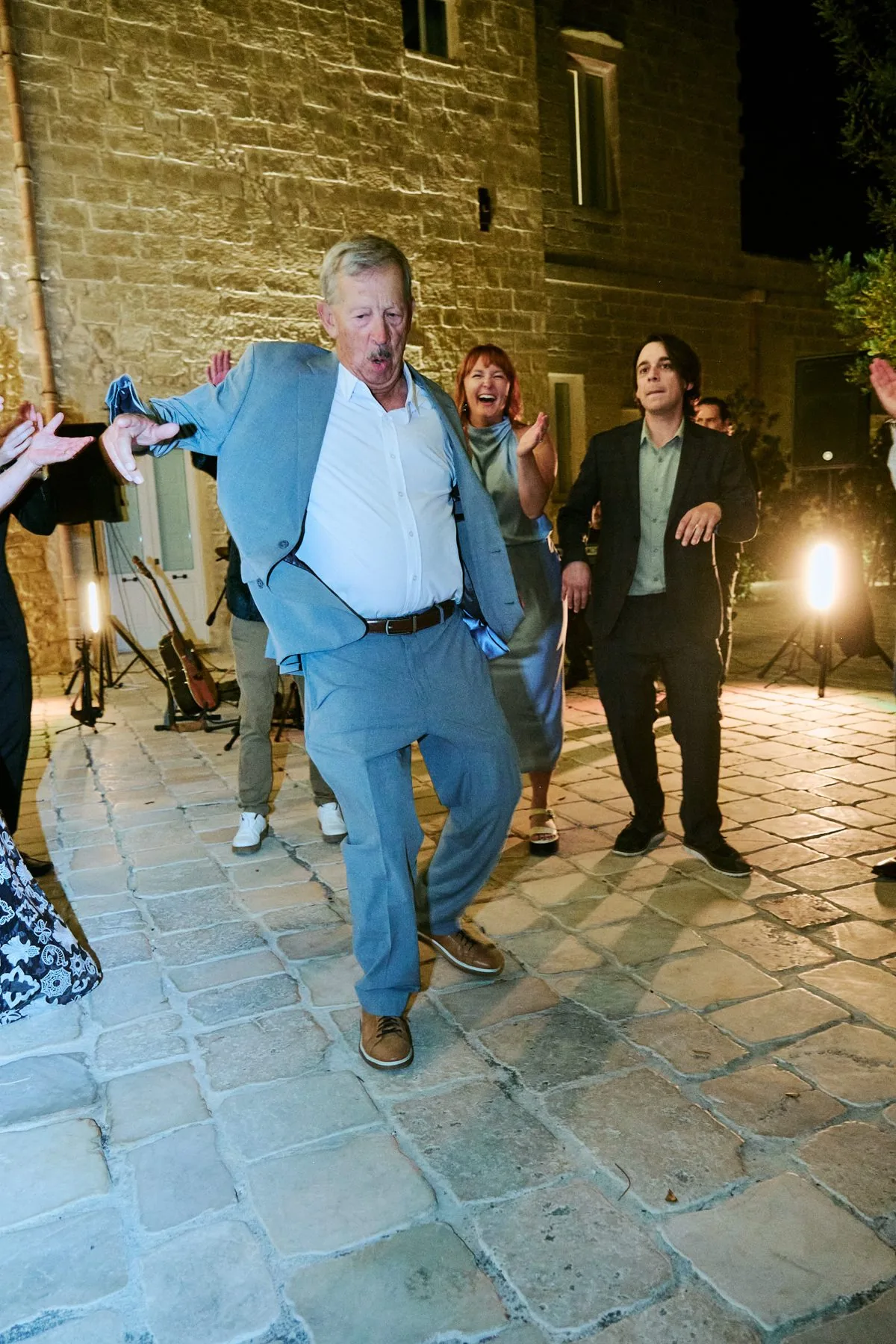 Un invitato balla con entusiasmo durante la festa serale