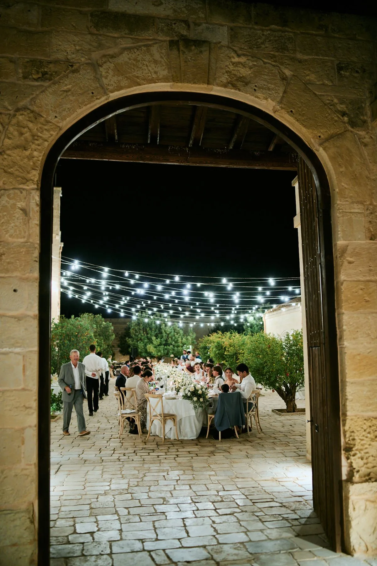 L'arco illuminato della masseria durante il ricevimento