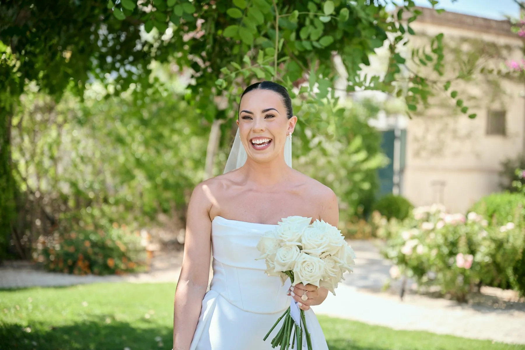 Shannon cammina sorridente con il bouquet in mano