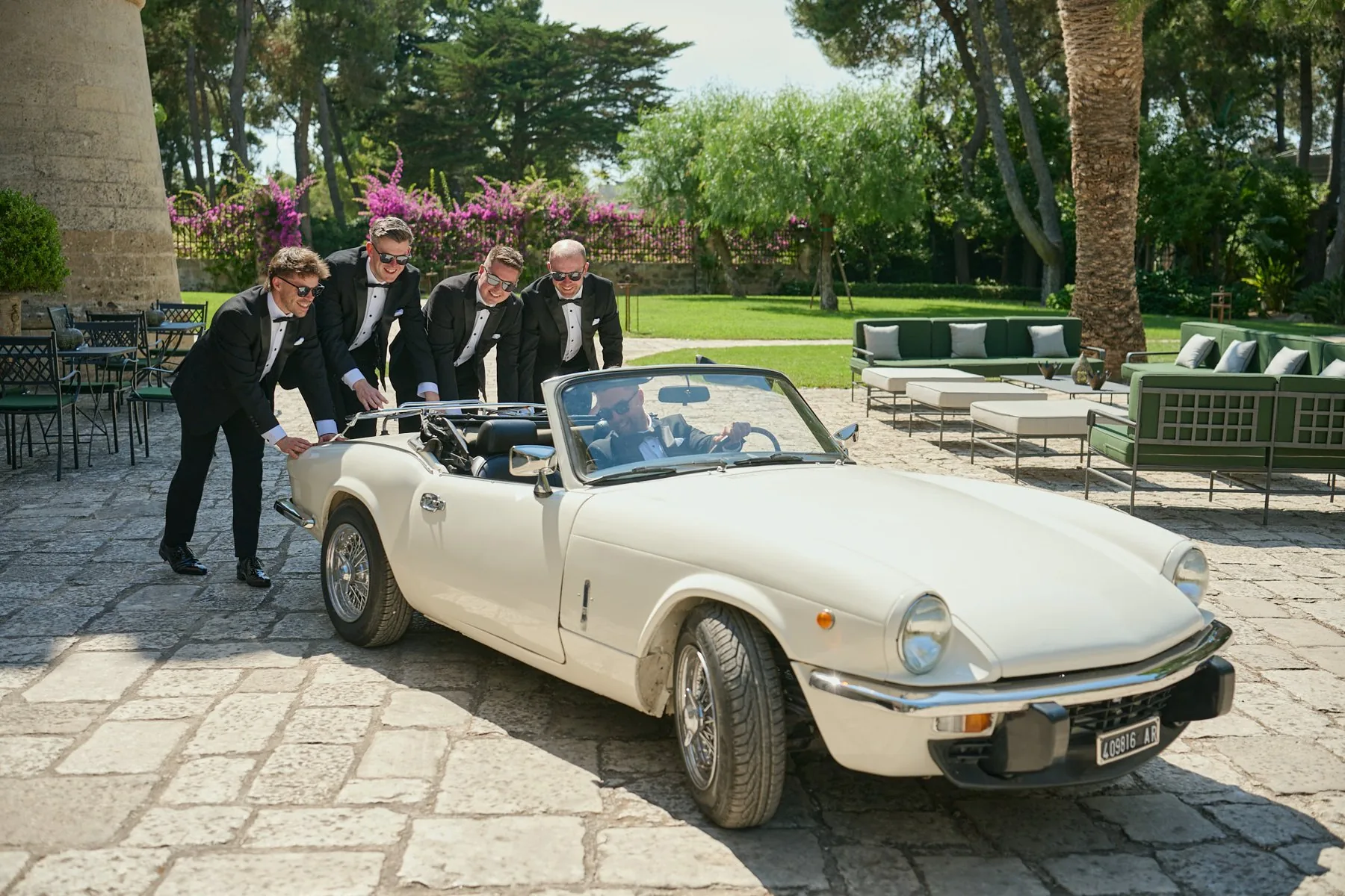 Testimoni che spingono l'auto d'epoca