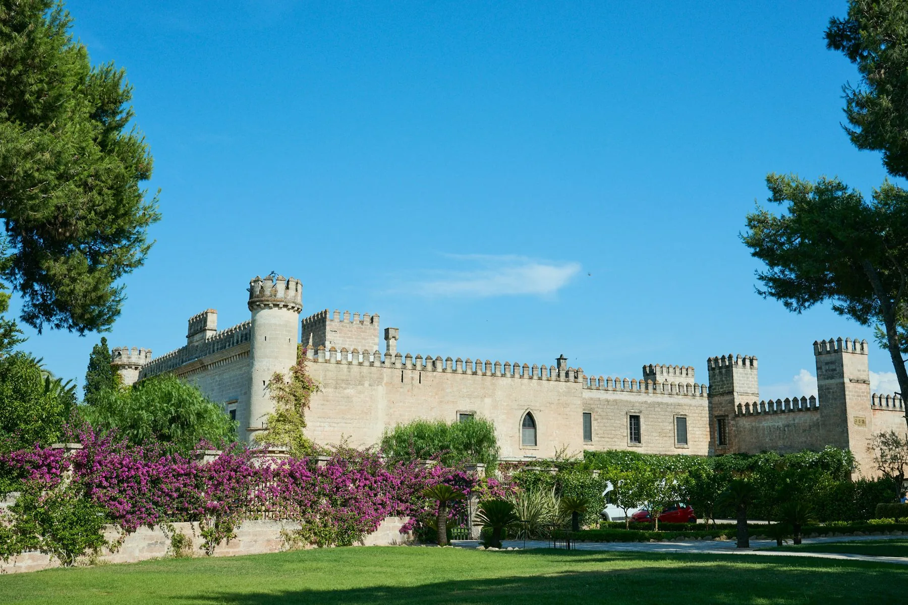 Vista esterna di Castello Monaci in una giornata di sole