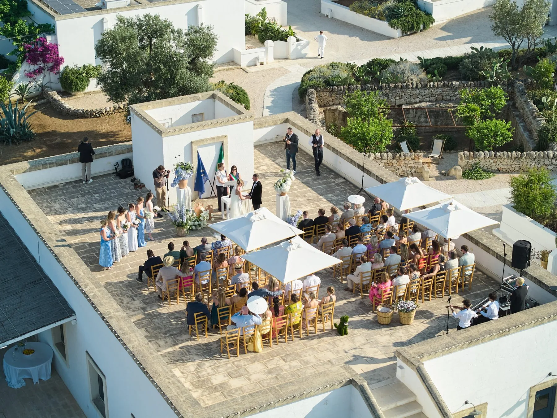 Cerimonia tra gli ulivi vista dall'alto