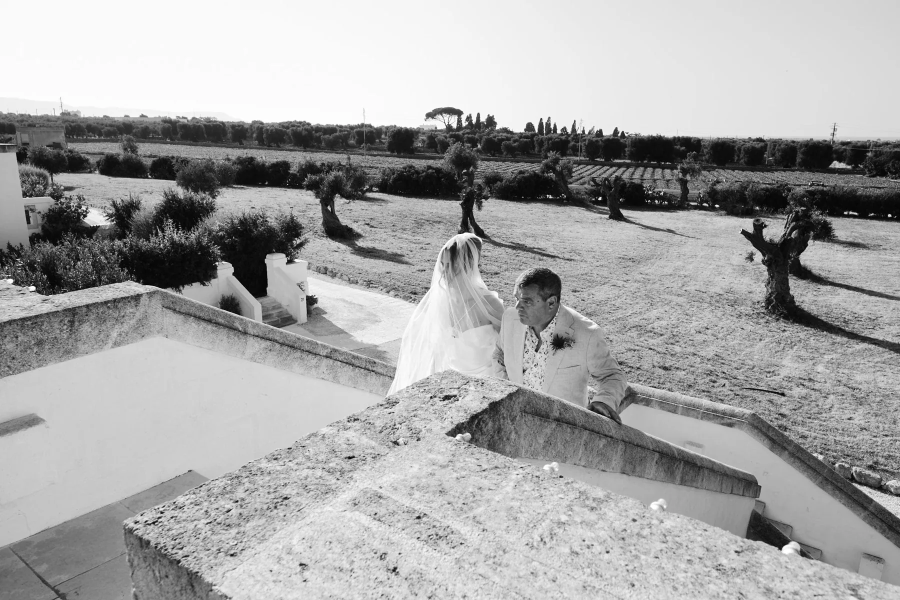 Lydia e Sam ritratti sul tetto di Masseria Calderisi