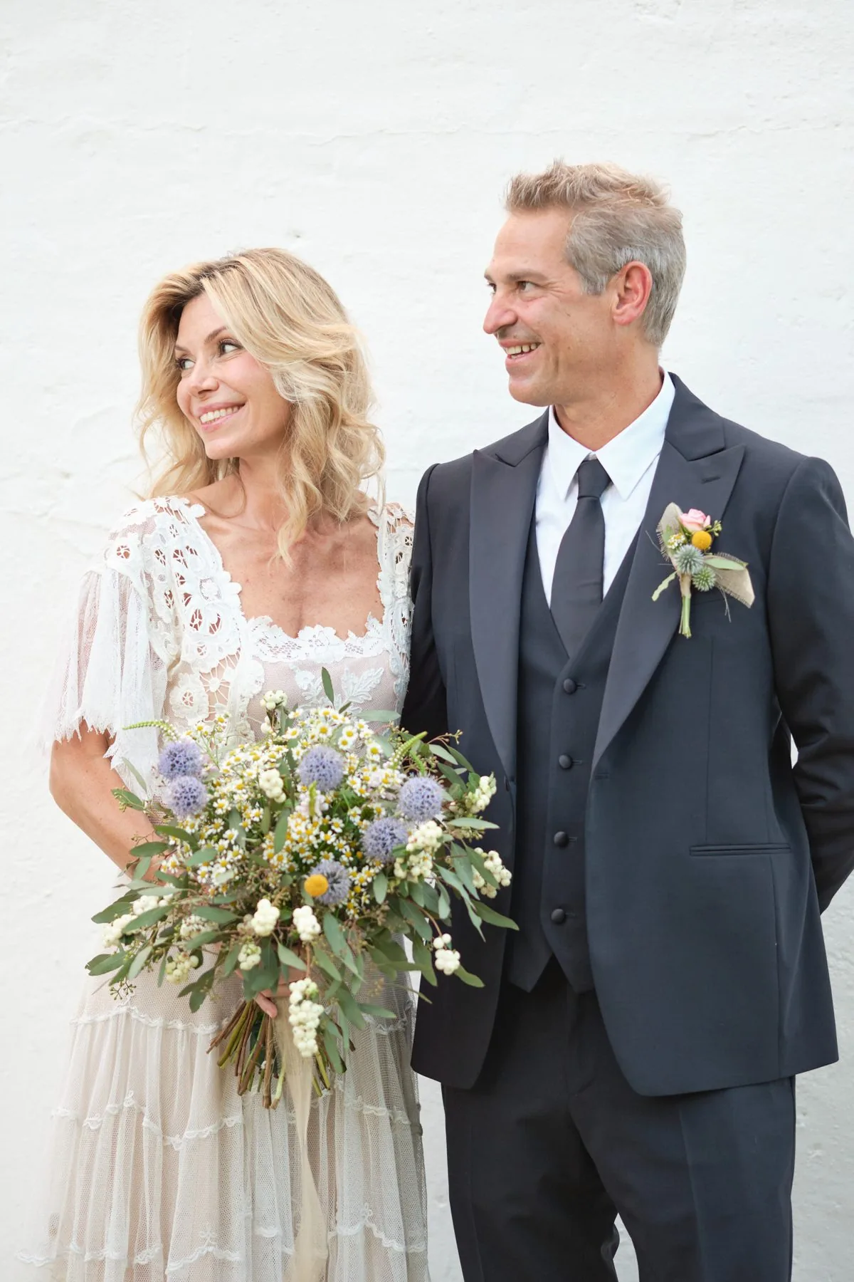 Solen e Steven insieme, bouquet in mano, prima della cerimonia