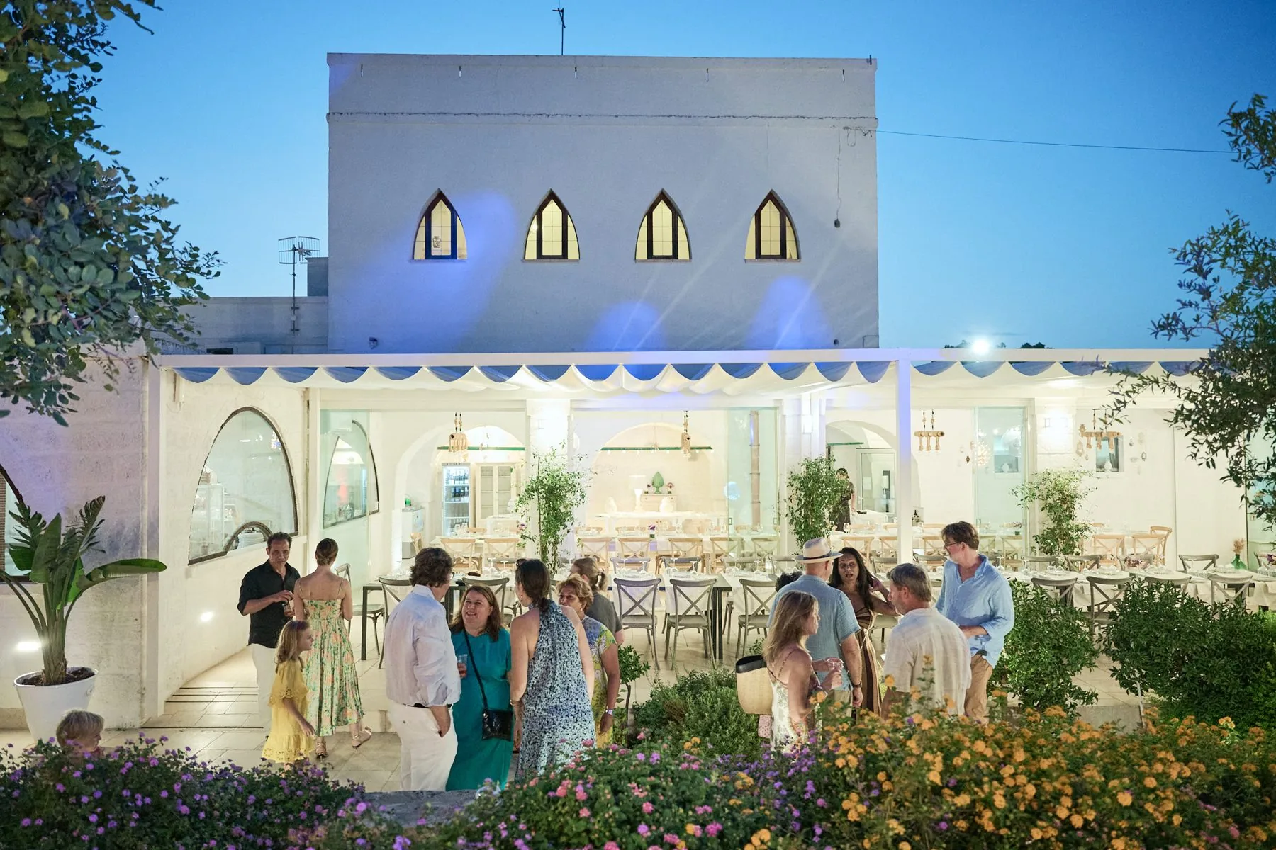 Masseria Conte a Fasano, gli ospiti arrivano al tramonto